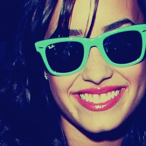  Post a pic of Demi with sunglasses!