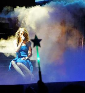Post ur favorite Picture of Taylor Swift. But she has to be on stage!