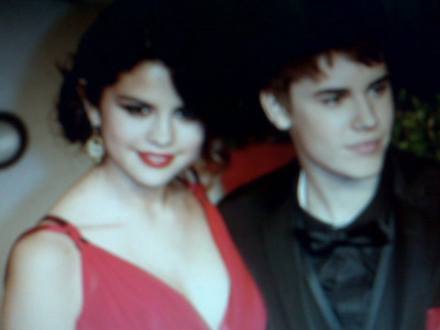 post a pic of selly with justin on grammy awards winner gets 18 props