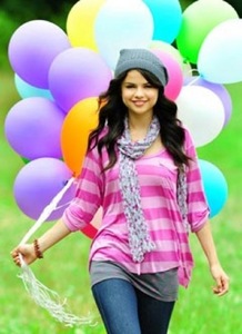 post a pic of Selena with balloons
