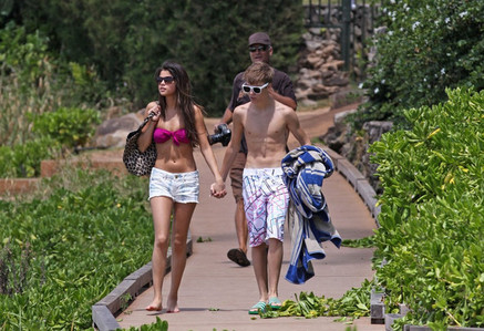 Post 2 photos of Selena Gomez and Justin Bieber  in Hawaii...:)                                                           