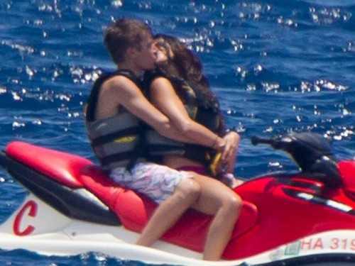 post a pic of selly and justin kissing on hawali