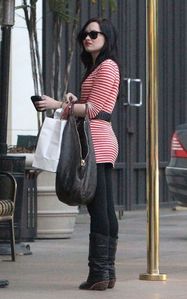 Post A Pic Of Demi With Handbag...I'll Give Props...