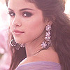 post a picture selena wearing ear rings