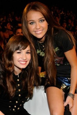find a pic of miley & demi together for 5 pic props