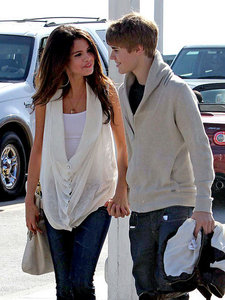 post a pic of justin with selena 