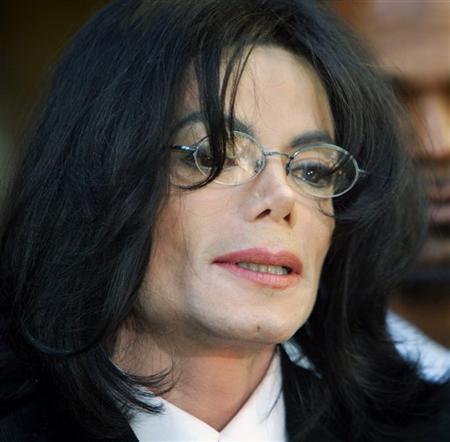  Don't anda think that MJ looks so HOT and sexy when he wears his reading/eyeglasses??? I don't know maybe it's just me. Mature Mike is SO sexy!!!