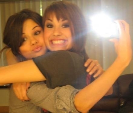  Post a pic of demi with selena gomez