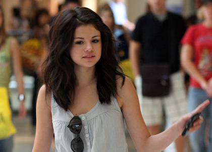 post a pic of selena gomez without makeup