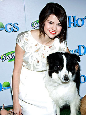  Post a picture of Selena with a dog