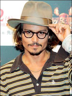  Write one word that anda think it describes Johnny atau it's like a synonym to JOHNNY DEPP.=D