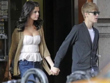  post a pic of selena with justin
