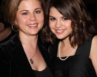 Post the best picture you can find of Selena with her mother, Mandy Gomez-Teefy. Props awarded. *READ RULES*