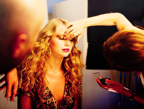  Post a picture of Taylor getting her makeup یا hair done!
