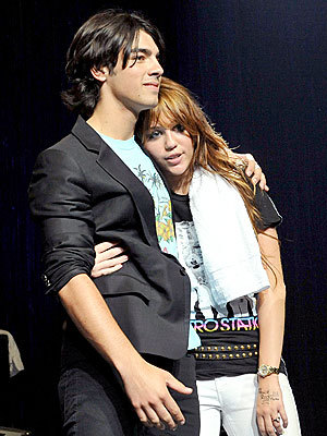  Could you plz post a pic of Miley with Joe Jonas?