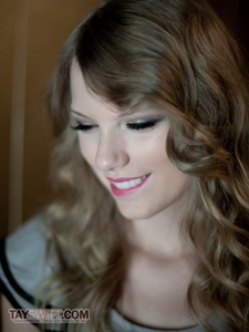  Post a pic of Taylor looking up/down <13 (I'll give props^^)