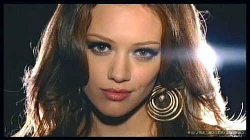  Post The Prettiest Picture Of Hilary In Her musique Video "Play With Fire"