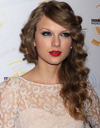  Post a picture of Taylor having her hair only over one shoulder. <13 (props...)