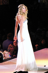  Please post a pic of Taylor wearing a long dress when she is Singing live<13 (props..)