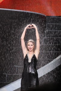 Post the best picture with Taylor doing her heart hands!