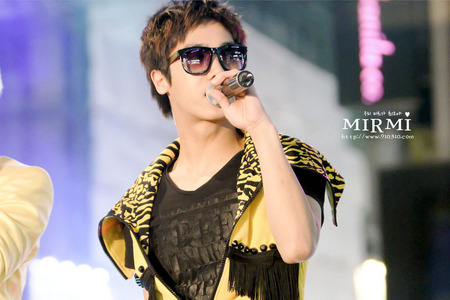 {CONTEST}Post a picture of any kpop male or female idol holding a microphone.