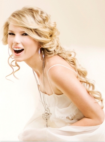 post a pic of talyor swift in which she smile or laugh