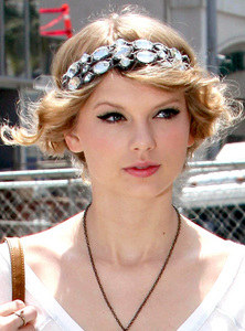 Post a pic of taylor with something in her hair, I'll give you props