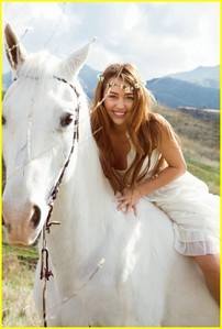 i have alot of mileys pictures and ididnt know witch one i chose bout i realy love this pic and i help you love her too