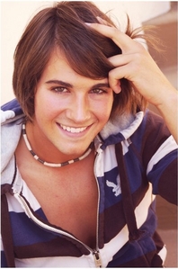  If James Maslow walked right though my door and sagte I Liebe you! I would say "I Liebe Du too James your so h-h-h-h-hot!and then I would faint! Look at him! He's hot!
