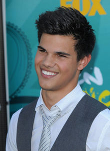 This is one of my favorite pics. Love his smile its so cute and sweet. Team Taylor 4ever <3