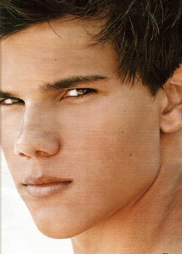  If Taylor responded to fan mail that would be all he'd be doing all giorno long!!! Worldwide fan base! And he goes want to meet his fan its on his myspace page. cerca Taylor Daniel Lautner myscape and you'll see it