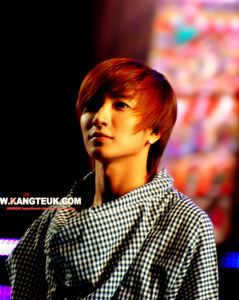  I want too be Leeteuk girlfriend♥..He have so cute-sweet smile♥ and he is good leader and dancer too♥ッ...He have special dress style and his hairs are good calor special in this pixッBut he looks great everywere♥♥♥~ŁoVe HiM~♥ッ