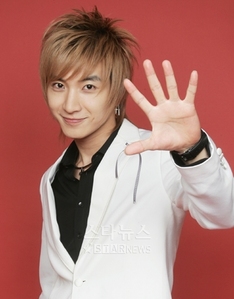 why i like leeteuk??
1. i admire his leadership even though his character doesn't seem like a real one but he actually really good by being able to manage so many 'dongsaeng' under him.
2. he is like some kind of an expert in variety shows because every time i saw him in any show, i feel like watching it again and again and laugh at the same joke every time.
3. he really can speak well. sometimes some of them are nonsense but when he acting real serious, his words are really could be something good and meaningful.
4. he is a hardworking man. i admire this part of him as well.
5. and of course, his look. the undeniable cuteness but full of charismatic value.