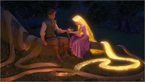  Rapunzel दिखा रहा है him the power of her hair and healing him.