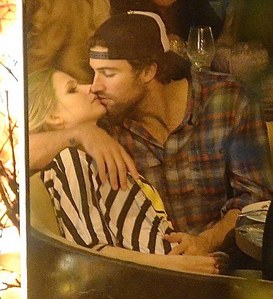  Looks like she needs the Kiss of life! Avril Lavinge looked stiff and bored as her boyfriend Brody Jenner leaned in for a Kiss at удав, боа Steakhouse last night