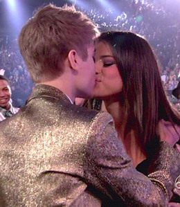  Justin kisses selena at Billboard Awards