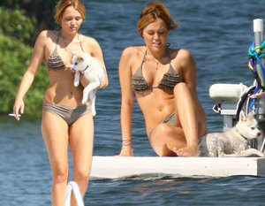  Miley is not the first teen звезда who is immortalized while enjoying a cigarette: Vanessa Hudgens also recently was caught smoking. Read the Статья that contains the pictures taken by paparazzi!