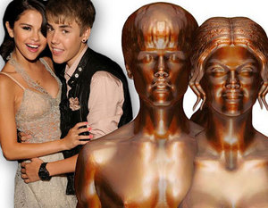 The pictures of the statue have been finished on all the gossip magazines, not only because it is quite strange to see the statue of two young teen star