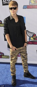  Justin wore a black and vàng combo
