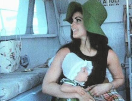 http://images4.fanpop.com/image/articles/124000/priscilla-presley-and-lisa-marie-presley_124233_5.jpg?cache=1314899709