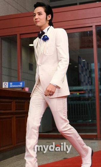 ANJELL leader, Jang Geun Suk had two lovely ladies in tow including last year’s Daesang winner Moon Geun Young (no offense to talented MGS, but this should be Park Shin Hye in his arms!), looking quite dapper in his crisp white suit: