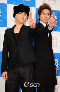 Jung Yonghwa and Lee Hongki at the red carpet sporting fierce fashion… the former in a Victorian inspired suit while the latter had a somewhat Russian styled мех hat: