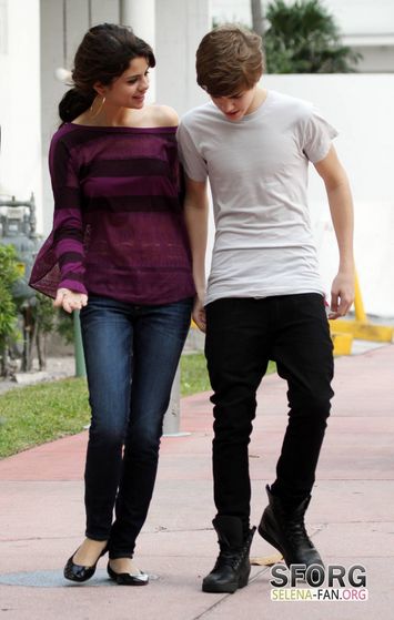  Justin And Selena At The Miami strand