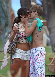 round 3 closed justin and selena in Hawaii
