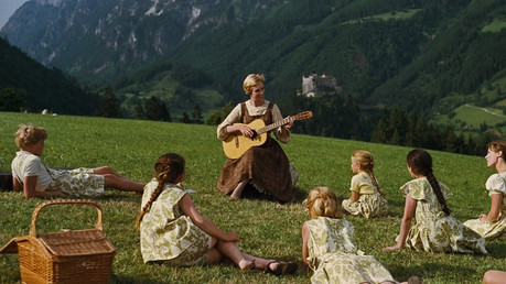  [u]Day Three[/u] - A movie that makes 당신 happy Sound of Music: What's not to 사랑 about this movie?