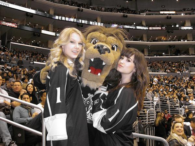 Demi with taylor :)...