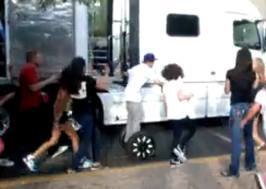 JB running away from fans.
Now i want a pic of JB kissing Selena Gomez