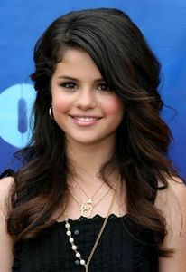  hari 3: A foto of the celebrity anda would turn gay/lesbian for. Selena Gomez!
