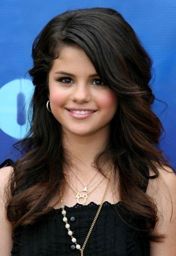 Day 3 A photo of the celebrity you would turn gay lesbian for Selena Gomez 