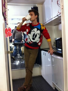 no.84 Matthew Gray Gubler drinking coffee. Isn't that sweater just adorable, like him!
no. 85 a pict